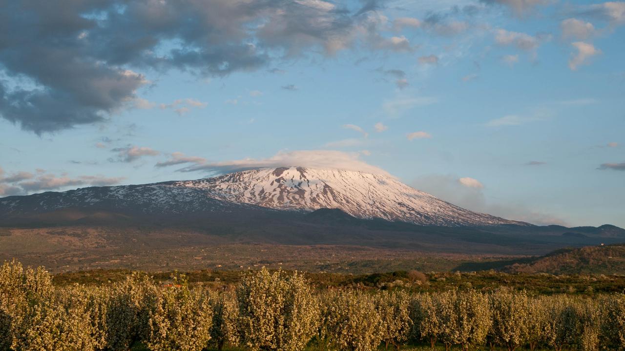 Tre escursionisti cagliaritani dispersi sull'Etna, salvati dopo ore