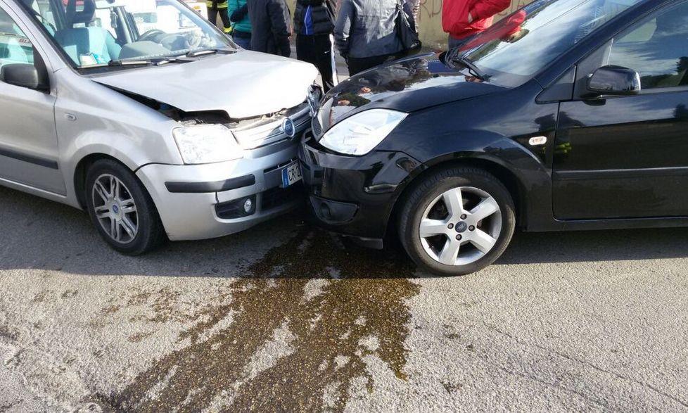 Scontro frontale, ferite tre persone 