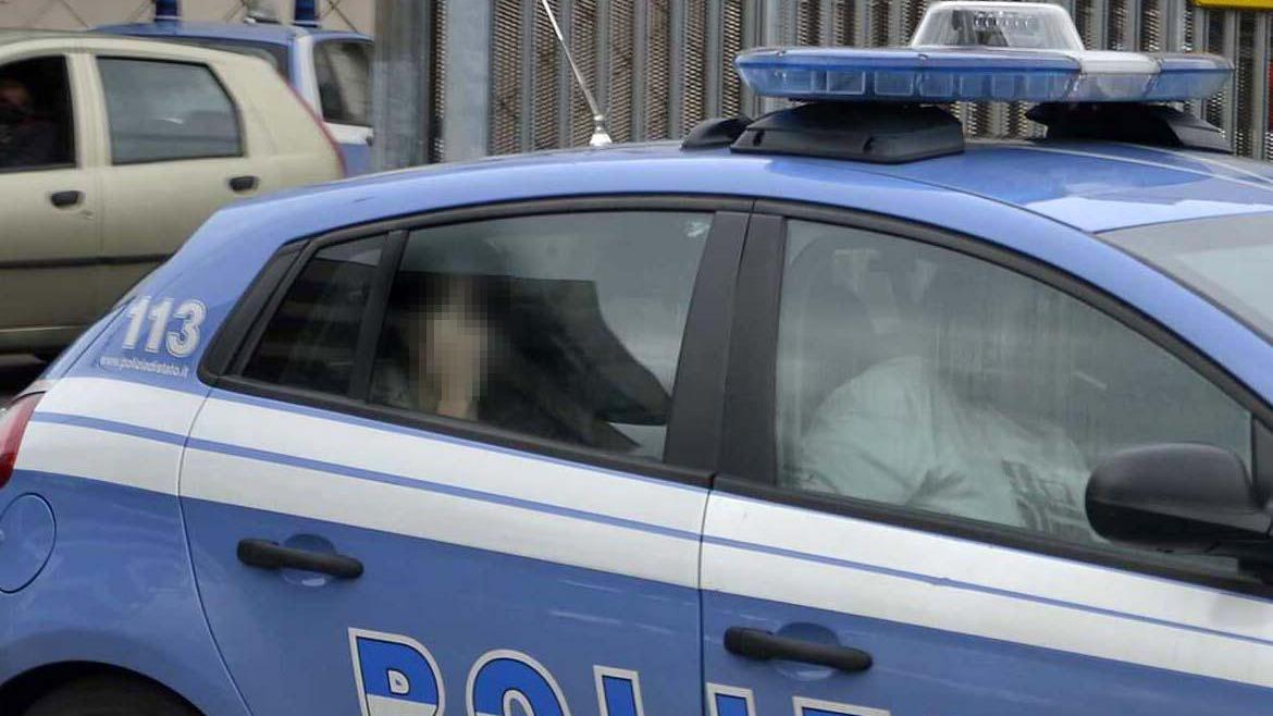 E uno degli arrestati se ne va mostrando il dito medio