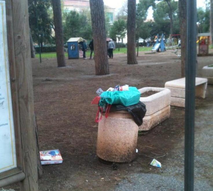 Rifiuti sparsi a terra in pineta a Follonica
