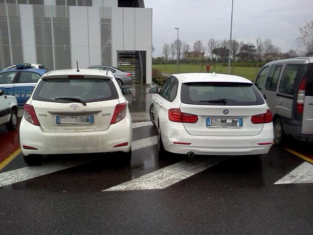 Le auto parcheggiate lungo il percorso dei mezzi che trasportano malati al reparto Dialisi (Foto Fauto Mattei)