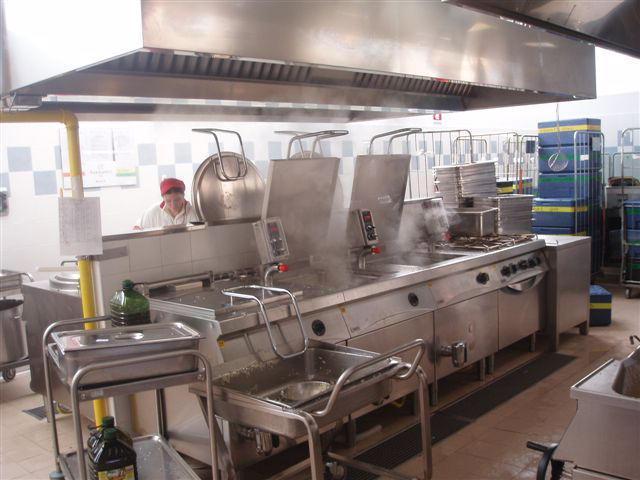 La cucina di una mensa (Foto di repertorio)