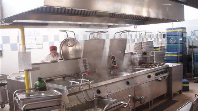 La cucina di una mensa (Foto di repertorio)