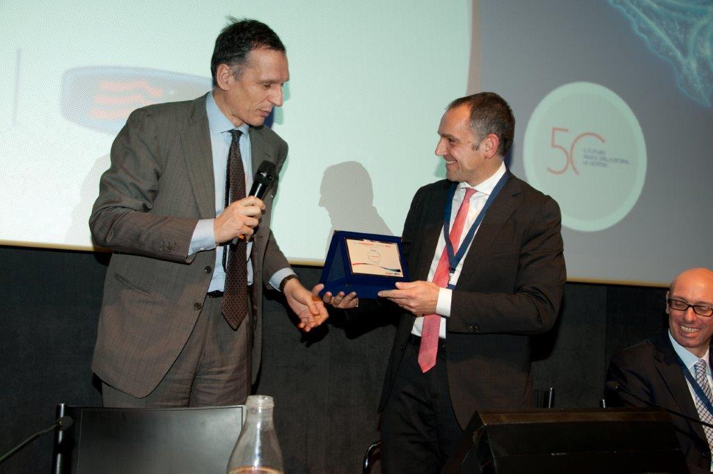 Il sindaco di Capannori Luca Menesini ritira il premio