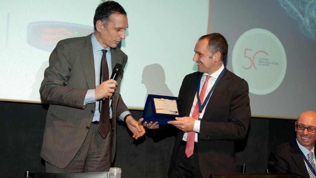 Il sindaco di Capannori Luca Menesini ritira il premio