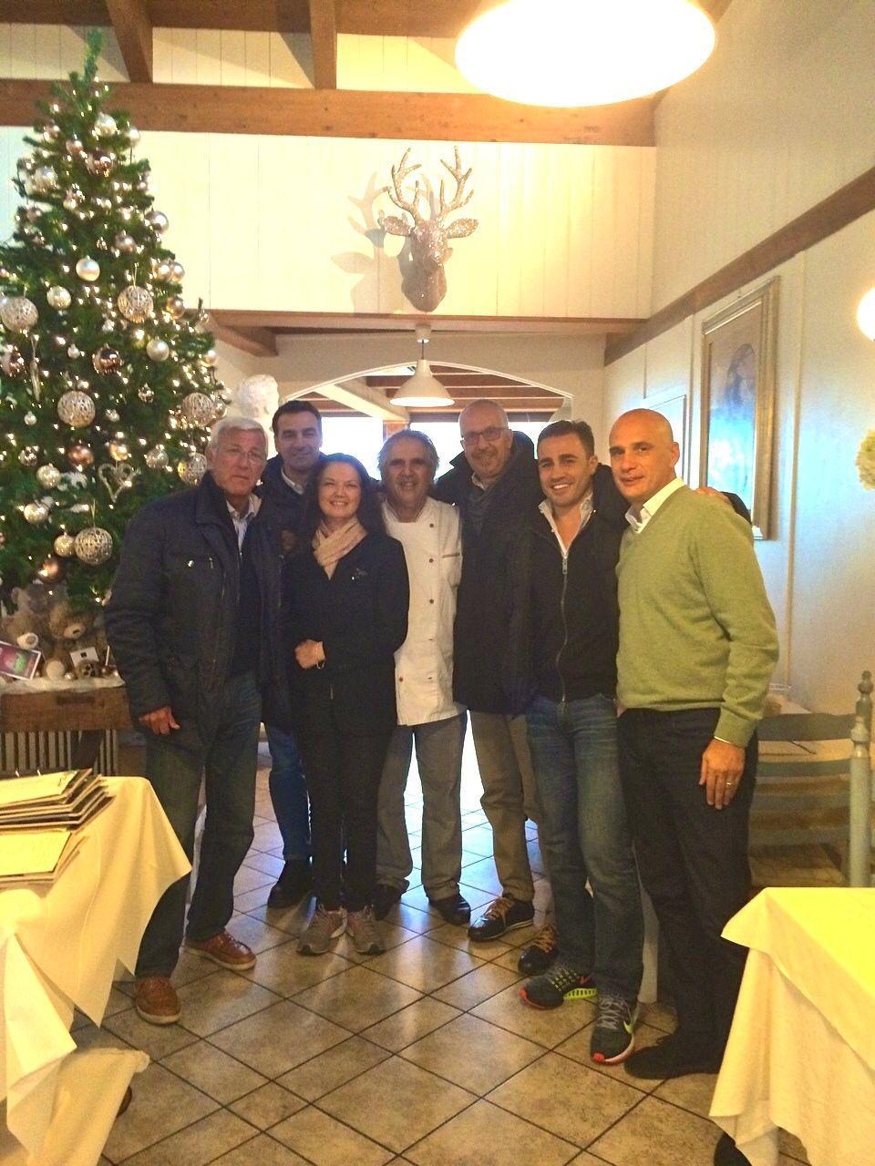 Marcello Lippi con il suo staff nel ristorante Basilico fresco