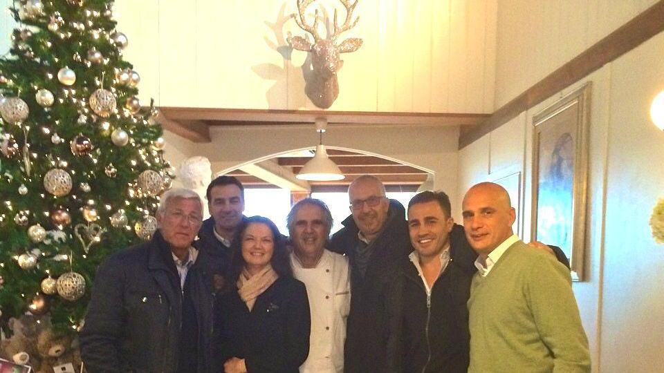 Marcello Lippi con il suo staff nel ristorante Basilico fresco