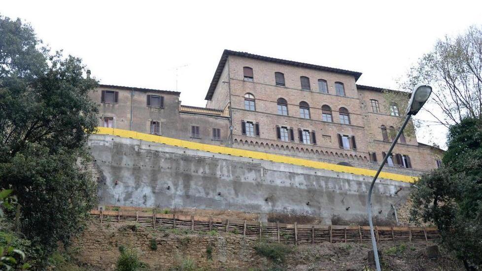Le mura in fase di ricostruzione a Volterra (foto Franco Silvi)