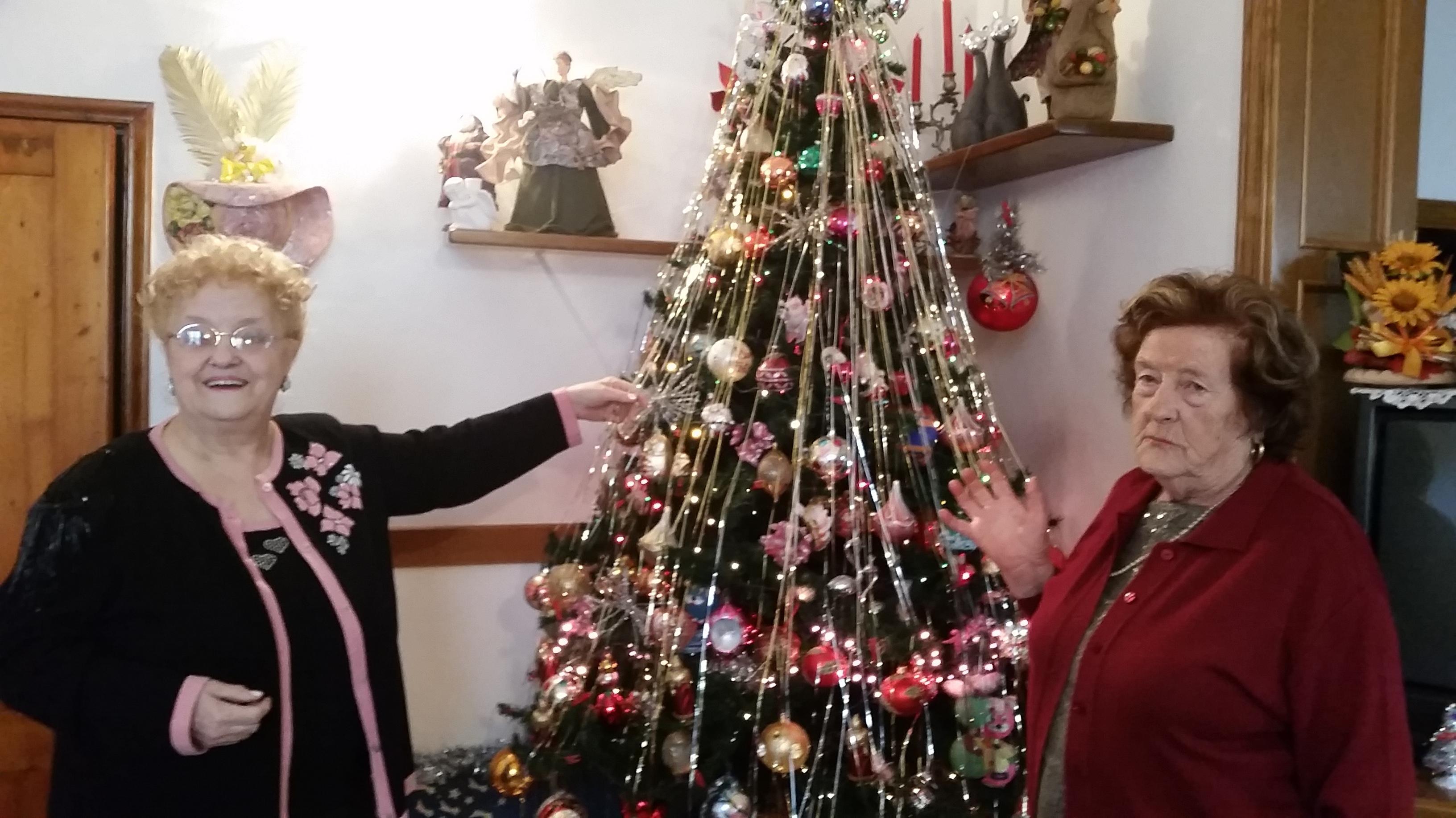 Anaide Castellani e Flora Cecchi accanto all'albero di Natale