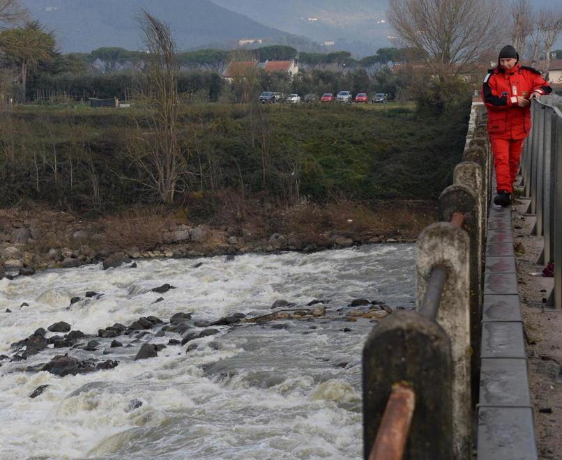 Continuano le ricerche dell’uomo (foto Franco Silvi)