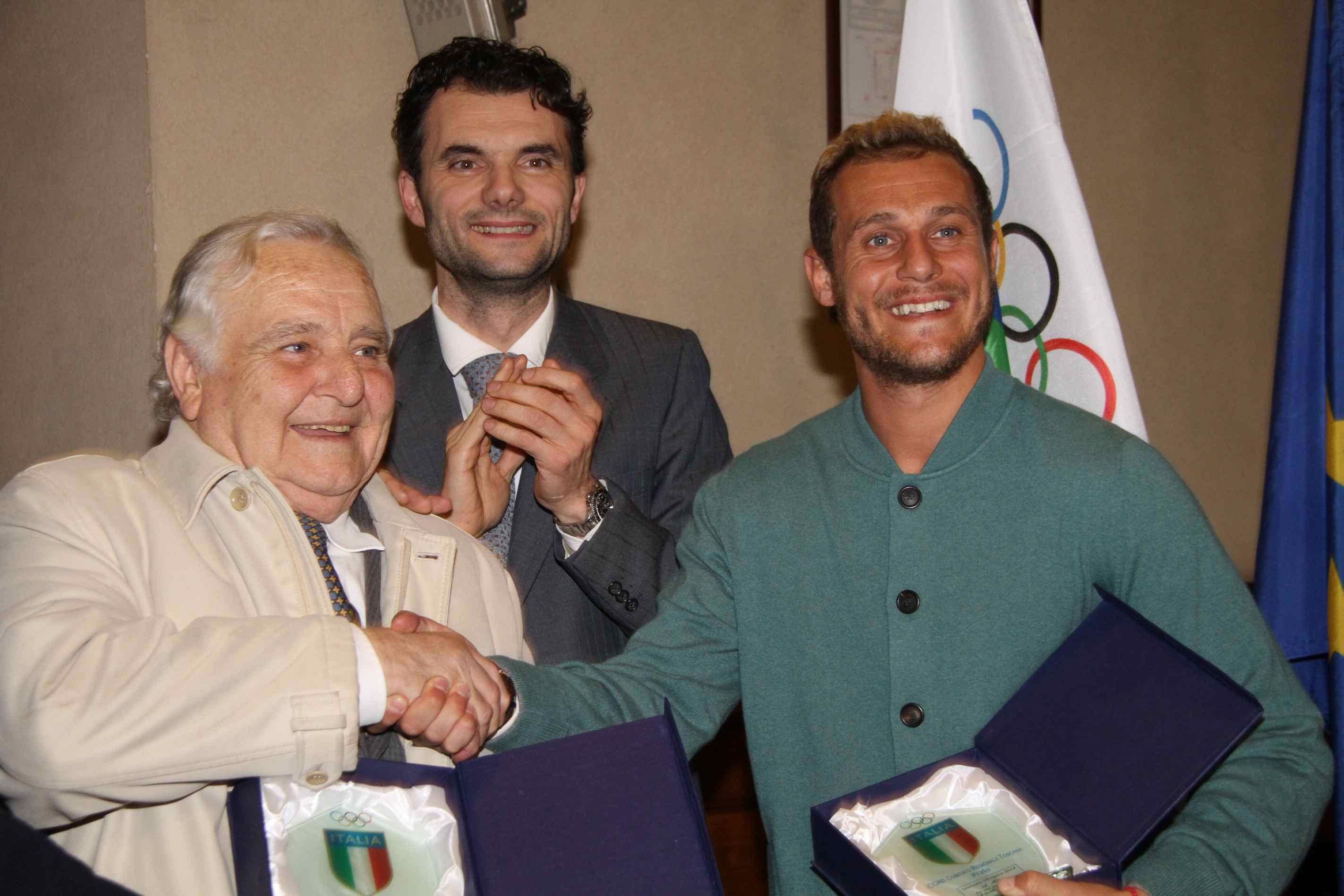 Rodolfo Becheri assieme ad Alessandro Diamanti e dietro il sindaco Matteo Biffoni (foto Batavia) 