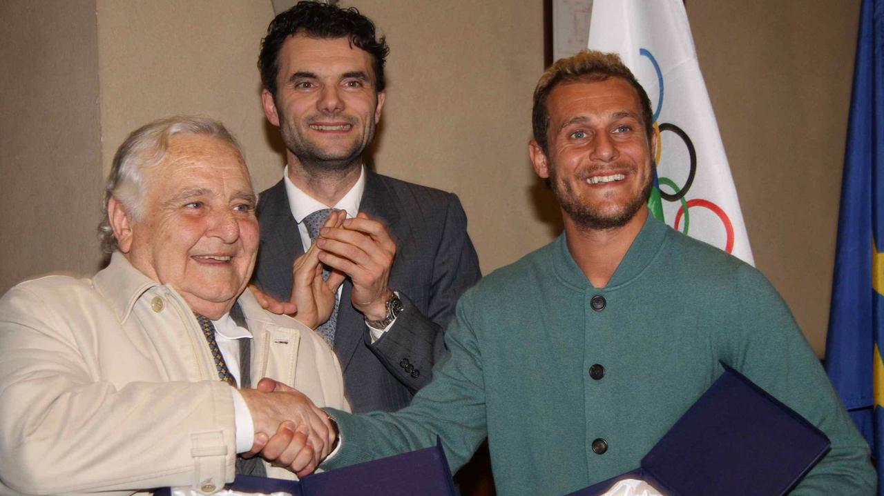 Rodolfo Becheri assieme ad Alessandro Diamanti e dietro il sindaco Matteo Biffoni (foto Batavia)