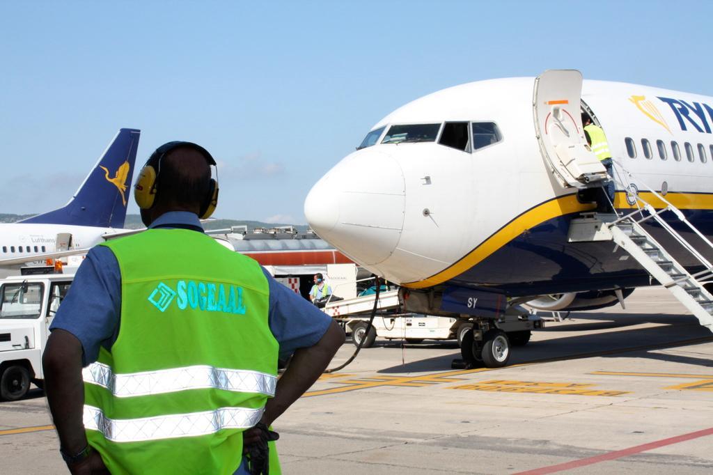 Un particolare della pista dello scalo di Alghero-Riviera del Corallo
