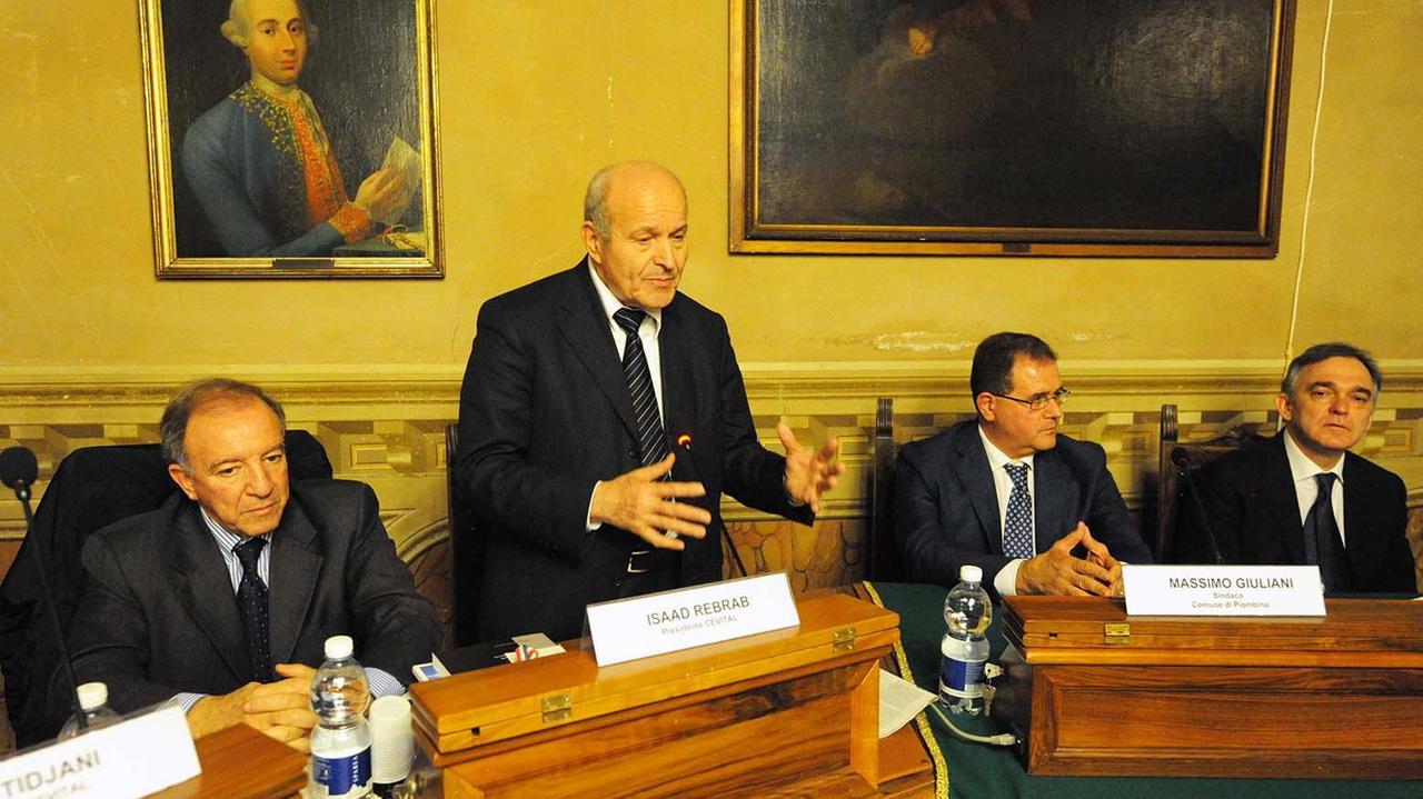 Issad Rebrab durante la presentazione del progetto Cevital in sala consiliare
