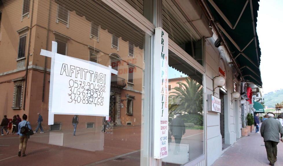 Una veduta del Caffè Biondi col cartello affittasi