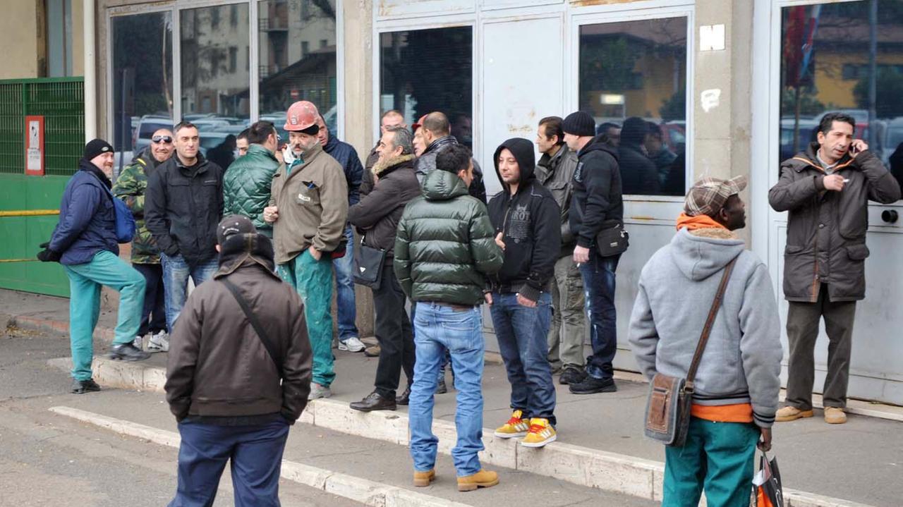 Operai della 3 Emme davanti alla portineria ex Lucchini (foto Pabar)
