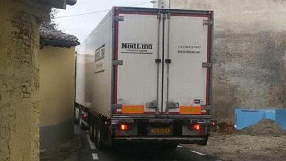Tir ignora il divieto e resta incastrato tra due case