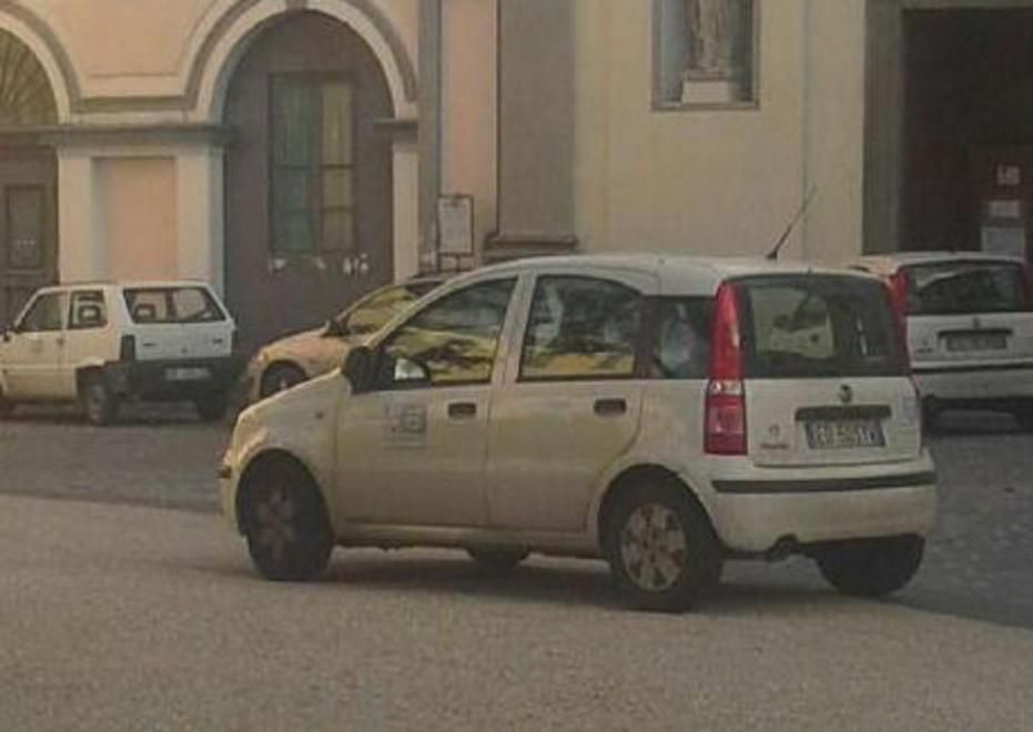 L’Asl trova i posti occupati e “sceglie” la sosta selvaggia