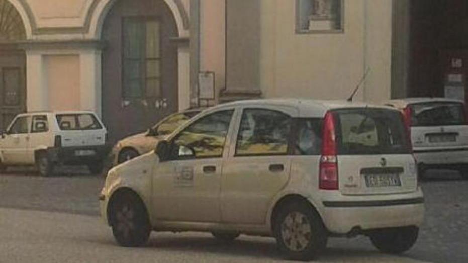 L’Asl trova i posti occupati e “sceglie” la sosta selvaggia