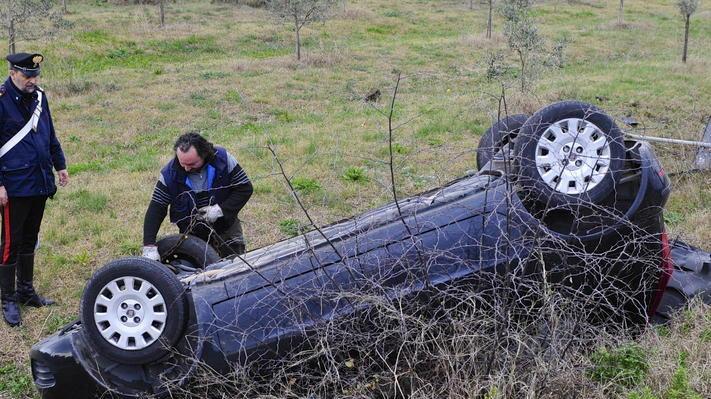 Perde gasolio sulla strada cinque incidenti a catena
