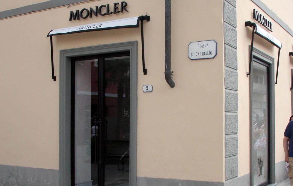 Ruba due piumini alla boutique Moncler