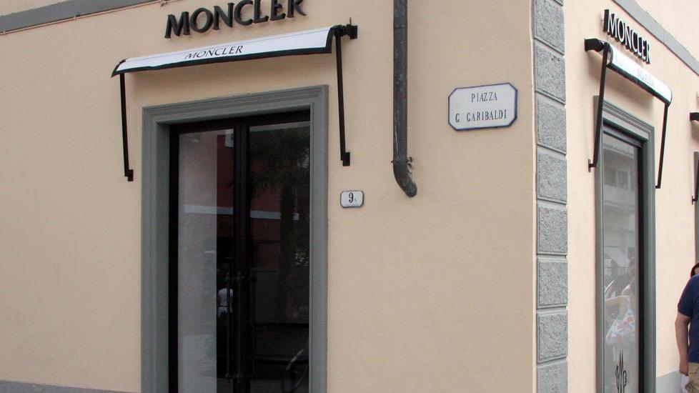 Ruba due piumini alla boutique Moncler