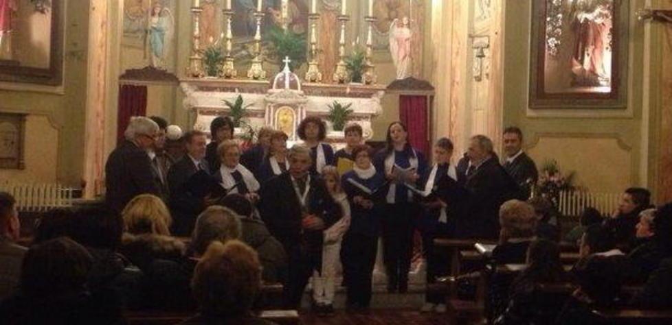 Successo del concerto di Natale con cori e bande musicali