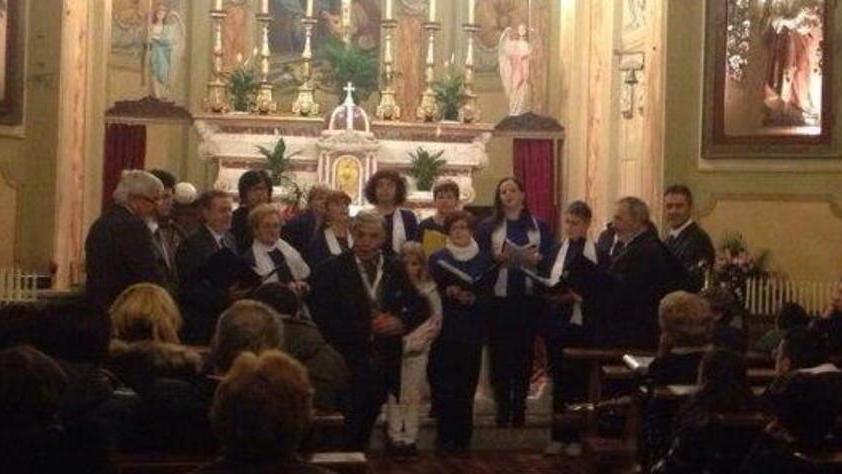 Successo del concerto di Natale con cori e bande musicali