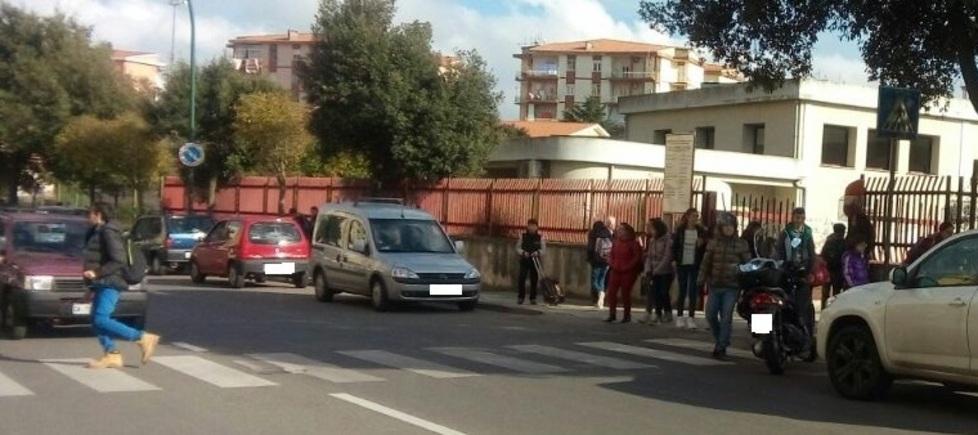 I genitori chiedono un vigile per la media “Maccioni” 