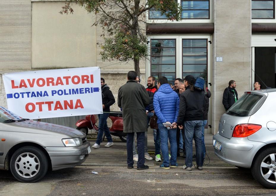 La protesta dei lavoratori: manca il piano industriale 