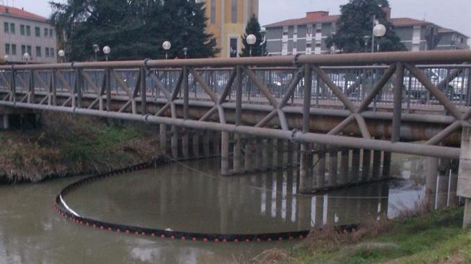 Finite le operazioni Recuperato il gasolio nel canale di Burana