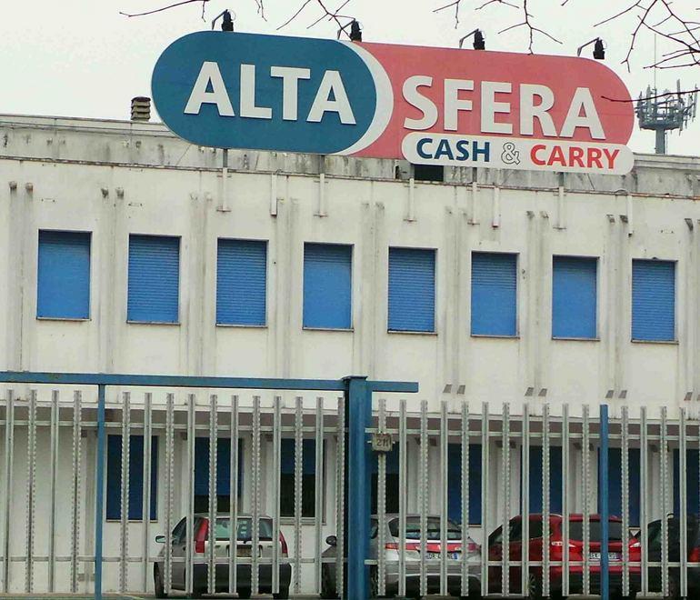 Buco nella parete, magazzino razziato 