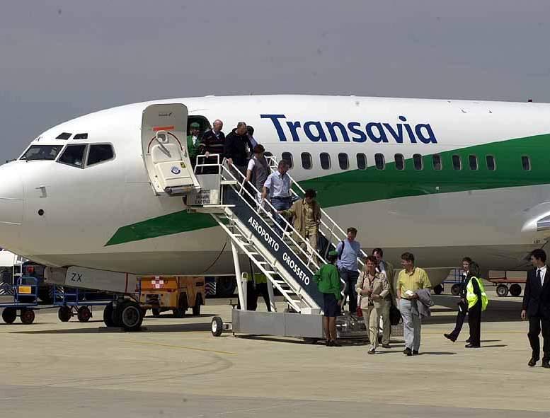 Lo sbarco di passeggeri da un aereo al Baccarini (foto Bf)