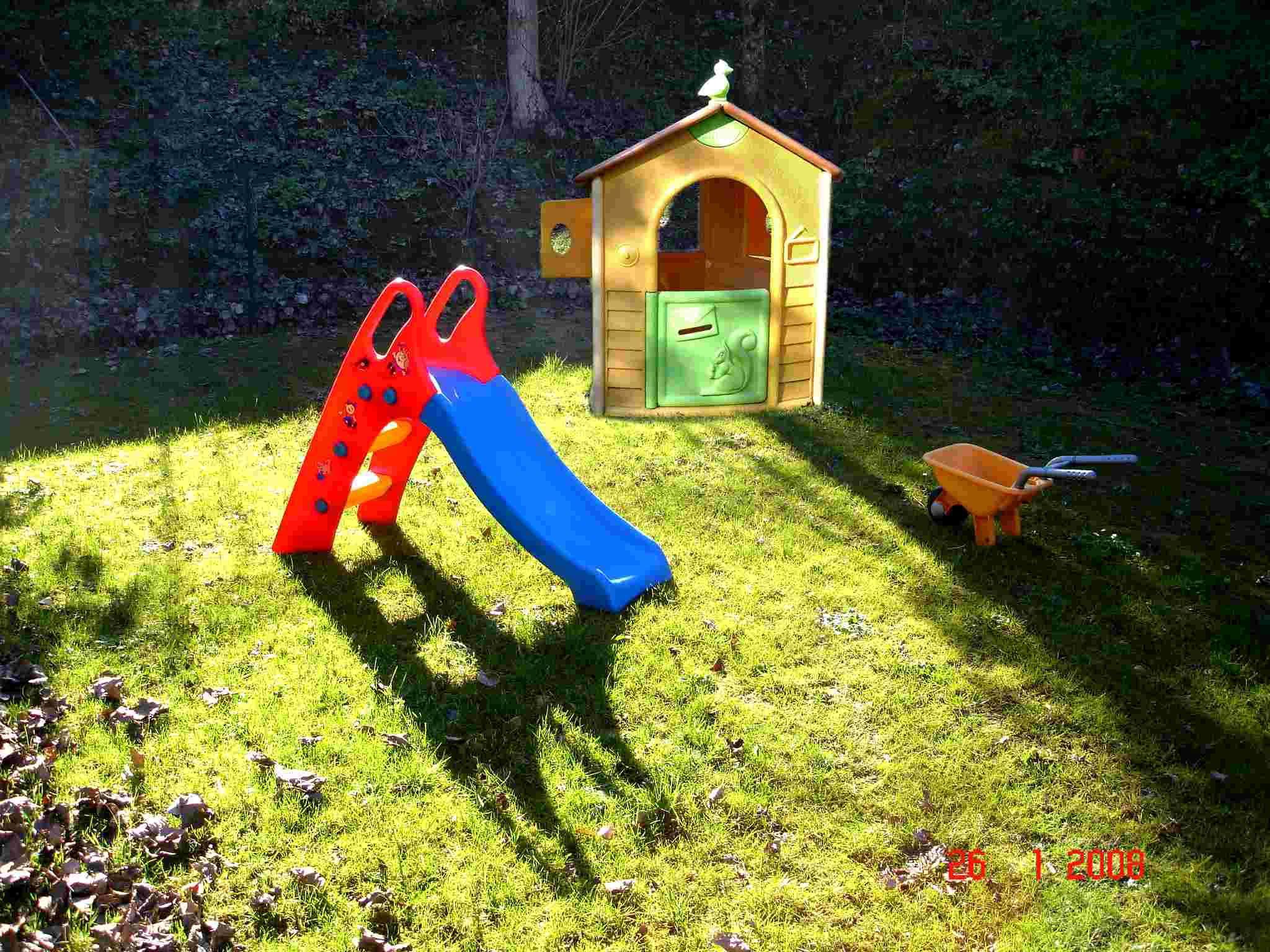 Uno scivolo in plastica riciclata (foto archivio)