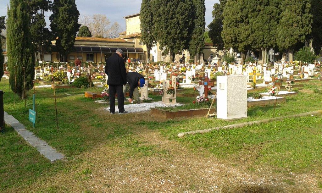 L'uomo al "lavoro" all'interno del cimitero