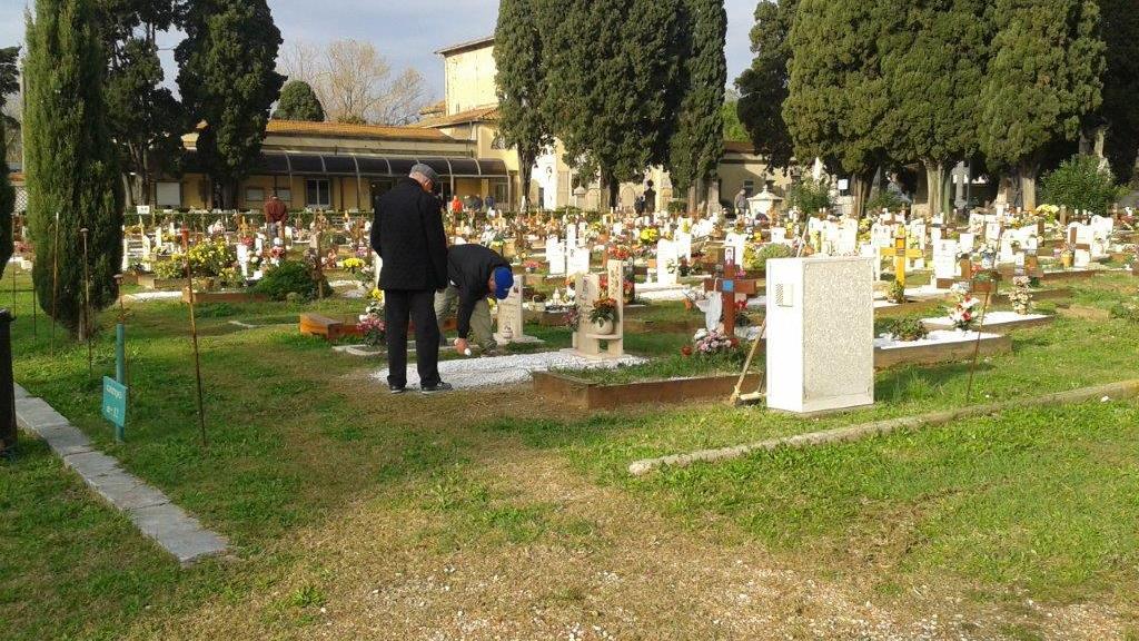 L'uomo al "lavoro" all'interno del cimitero