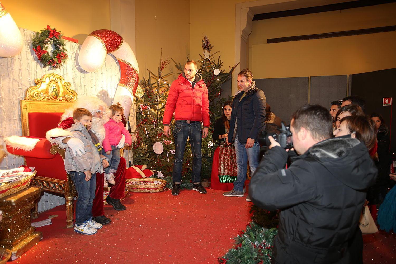 Babbo Natale riceve i bambini nella sua Casa alle Tamerici (Foto Nucci)