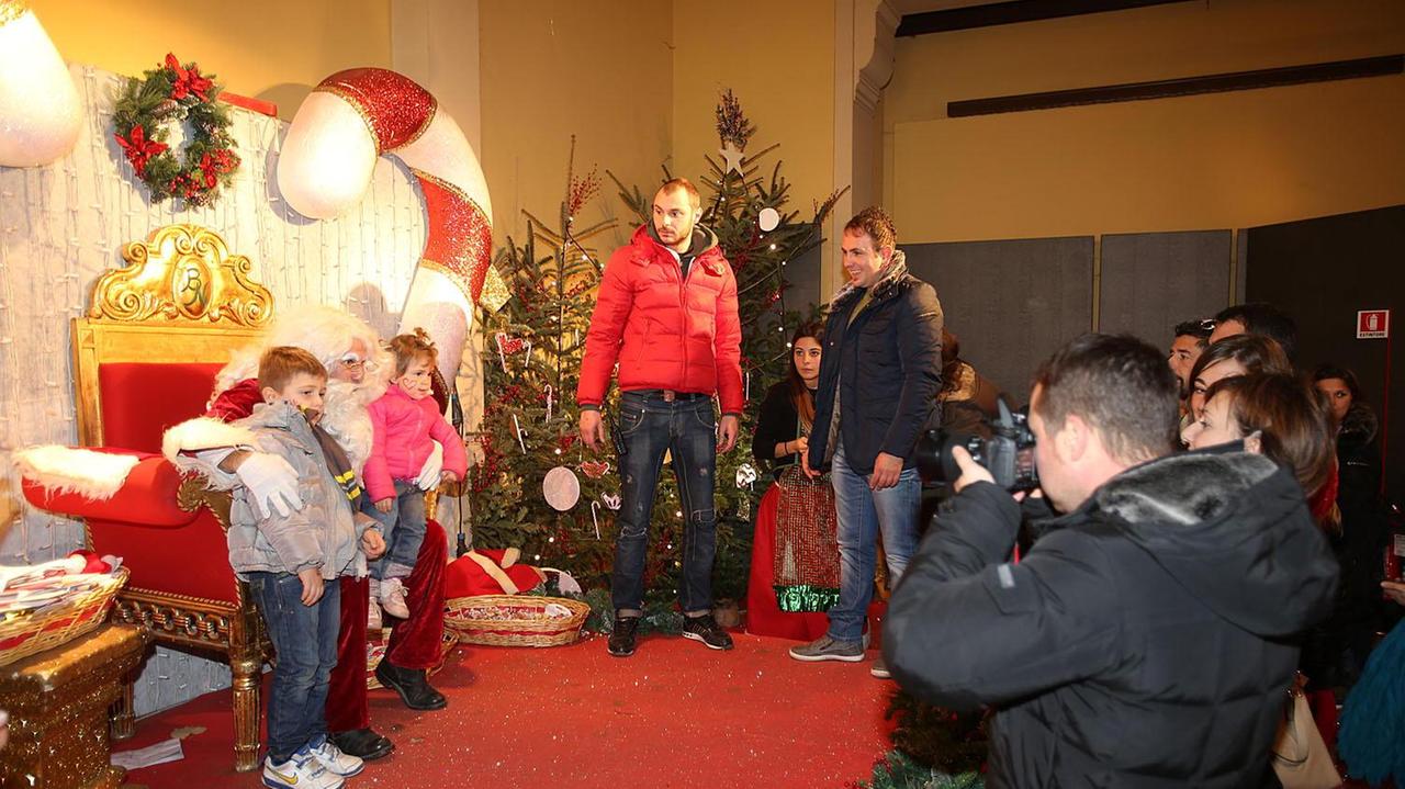 Babbo Natale riceve i bambini nella sua Casa alle Tamerici (Foto Nucci)
