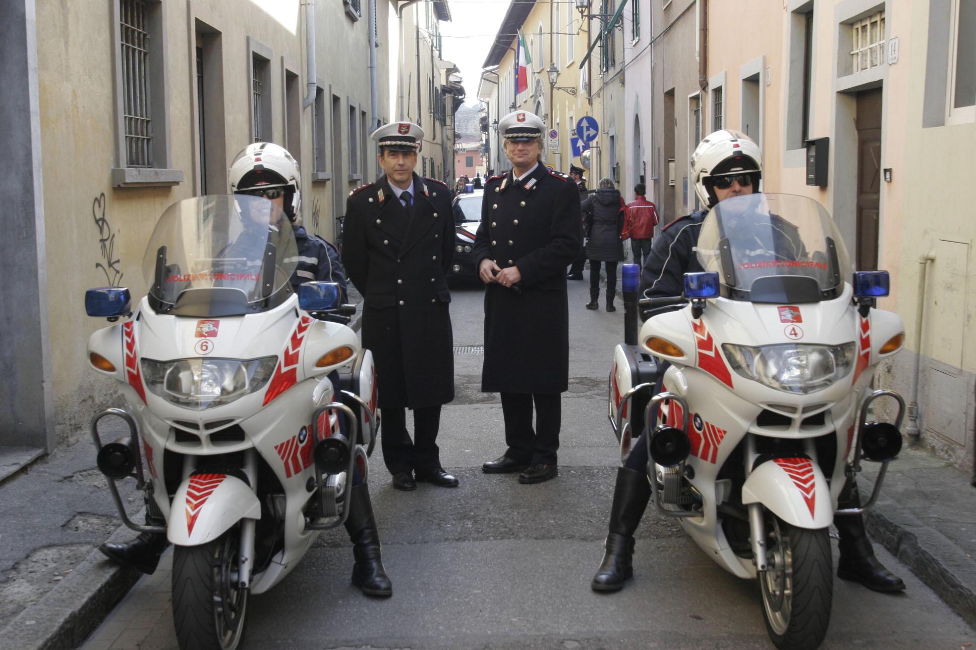 Una pattuglia della polizia municipale di Prato