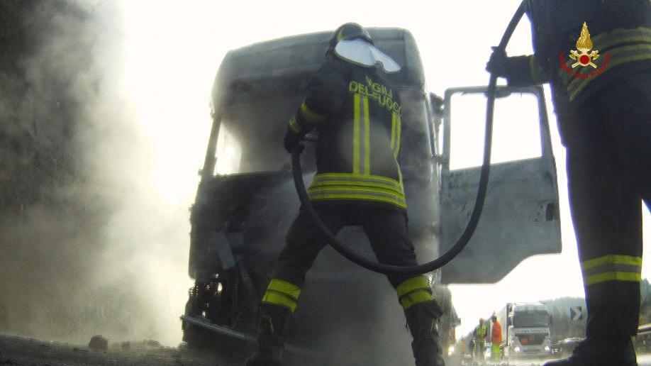 Camion carico di carta a fuoco sulla A1