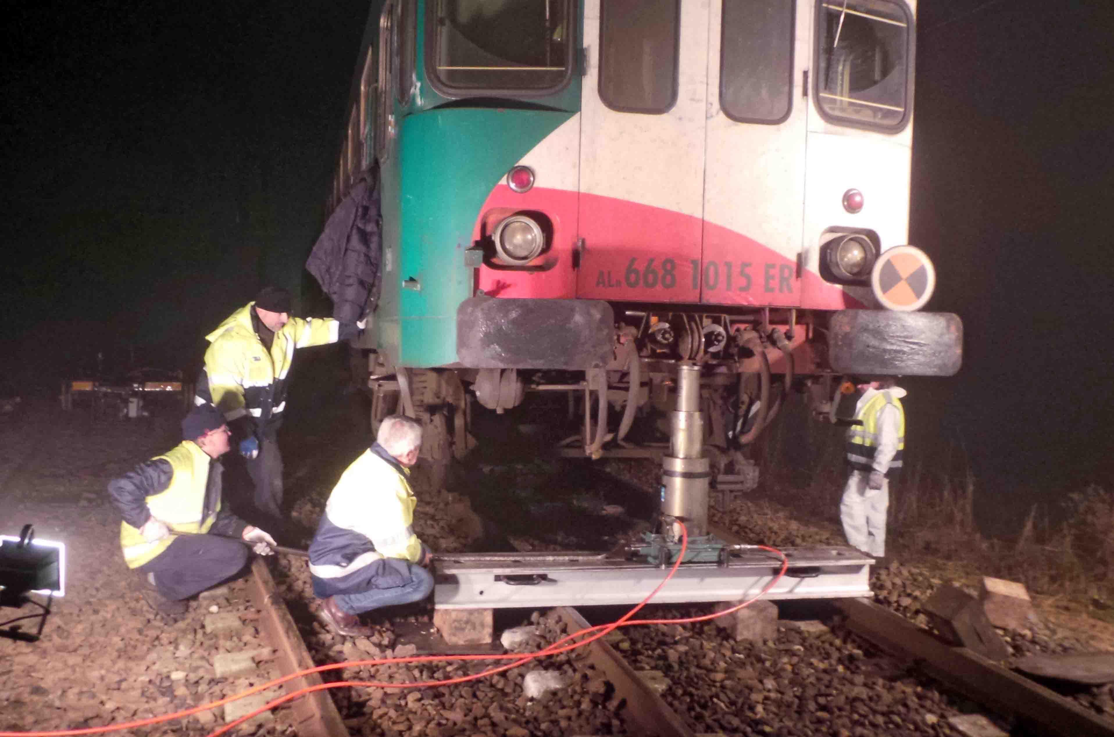 I tecnici al lavoro per ripristinare il vagone deragliato