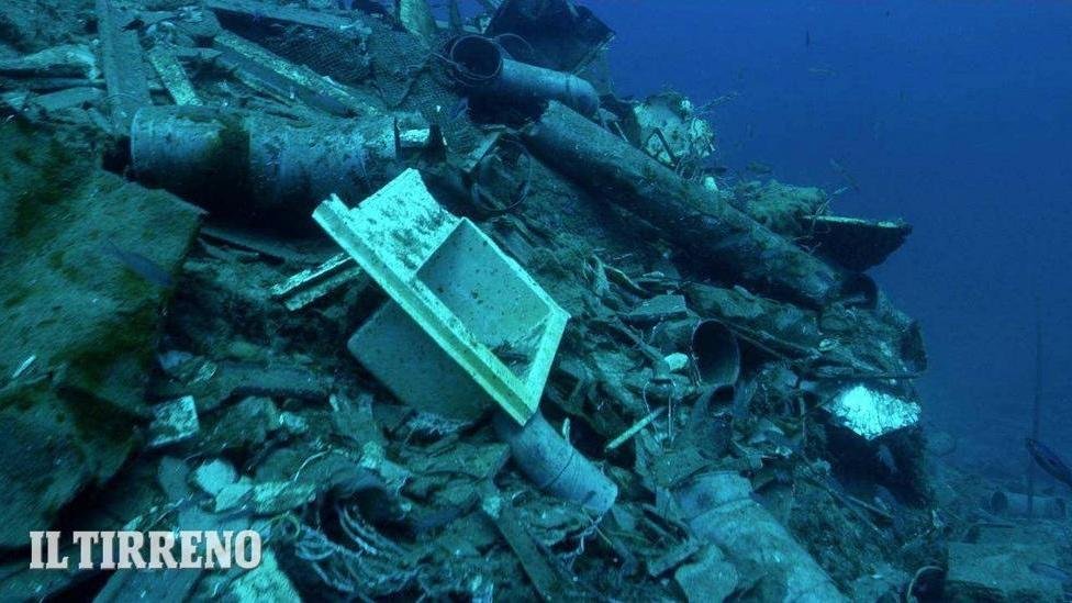 I detriti del naufragio della Concordia accumulati sui fondali del Giglio