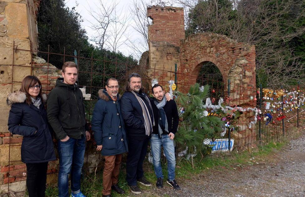 A Toiano un albero di Natale coi volti del Tirreno 
