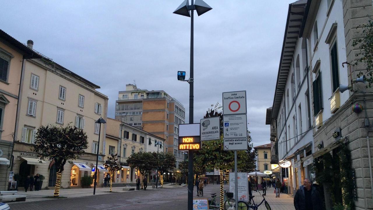 Uno dei varchi di accesso alla ztl del centro di Cecina