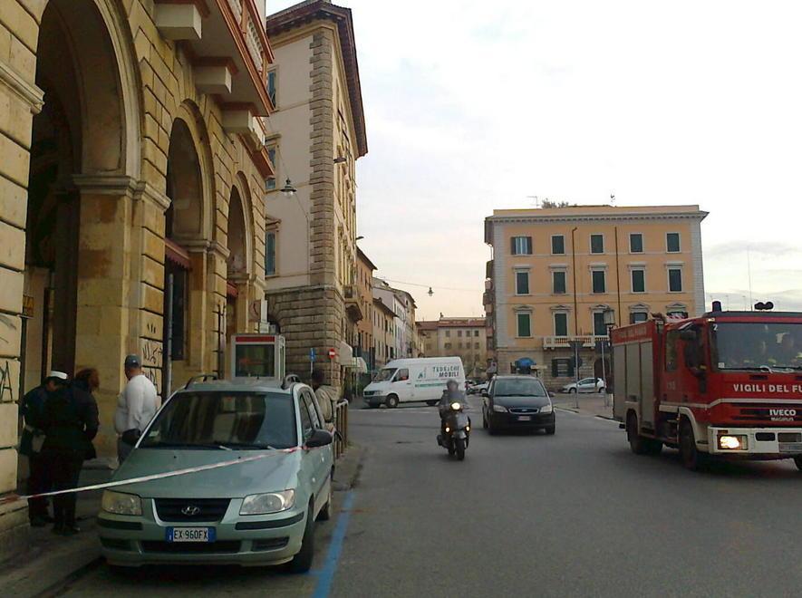 Piovono calcinacci su un’auto 