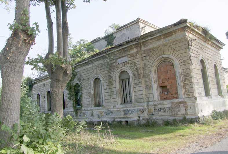 Ruderi della stazione Marconi a Coltano
