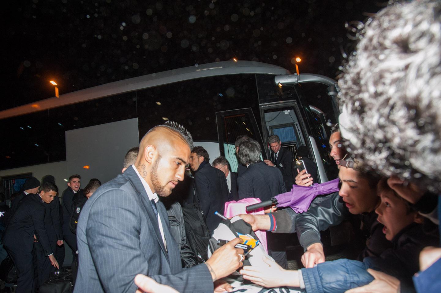 Il centrocampista Arturo Vidal firma gli autografi ai giovanissimi tifosi venuti a salutare in aeroporto i campioni d'Italia (foto Rosas)