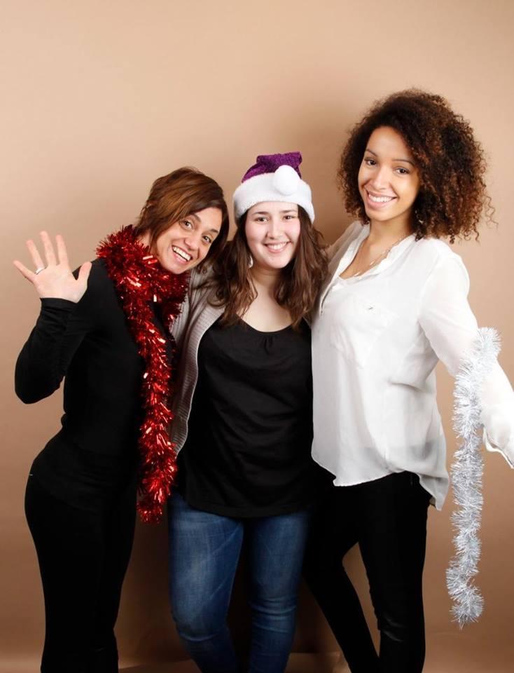 Sara Panichi con alcune clienti nel suo negozio di Saint Germain