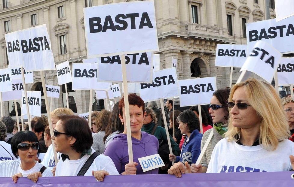 La tramortisce, la lega al letto e la stupra 