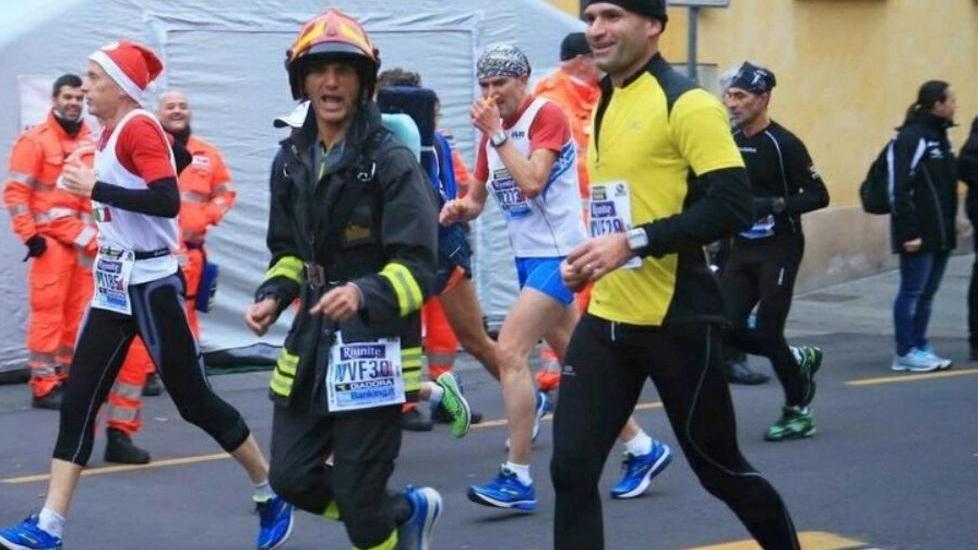 Corre la maratona con la divisa da vigile